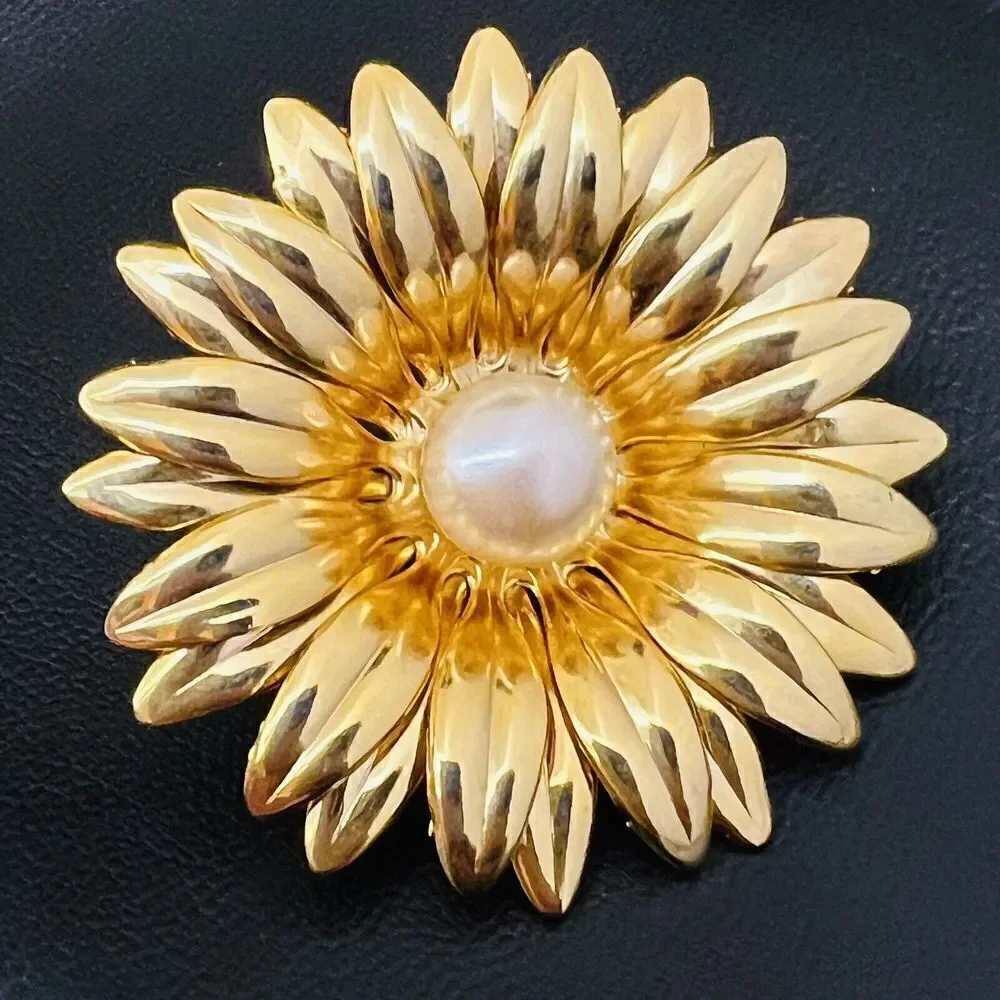 Vintage 3d Flower Faux Pearl Brooch Floral Daisy Shiny Gold Tone PRETTY 4096
